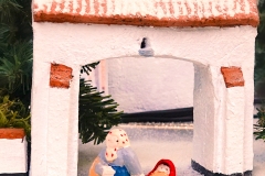 hd-221015-creche-petite-fille-avec-sa-poupée