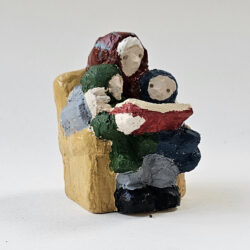 Grand mère lit avec 2 petits enfants
