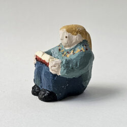 Enfant lisant assis