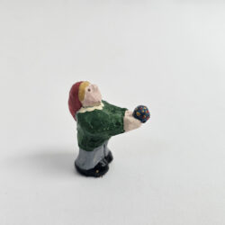 Enfant posant une boule de Noël