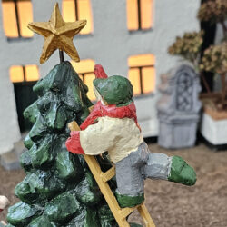 Enfant sur son échelle,  posant l'étoile en haut du sapin